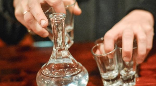 Эксперт Пузырев рассказал, почему россияне стали пить меньше водки 